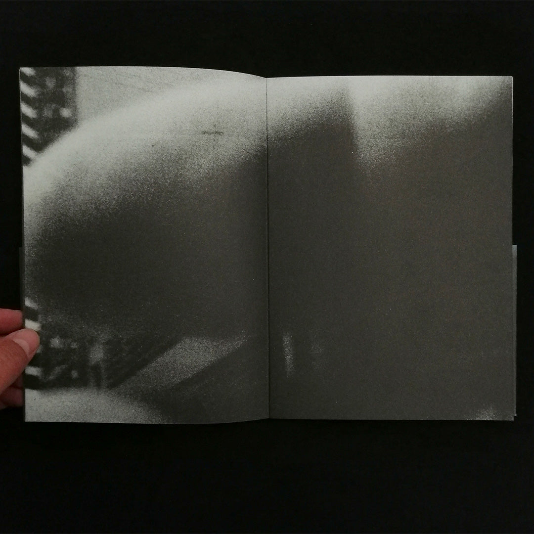 Invisible Economy of the Gaze through the Fingers