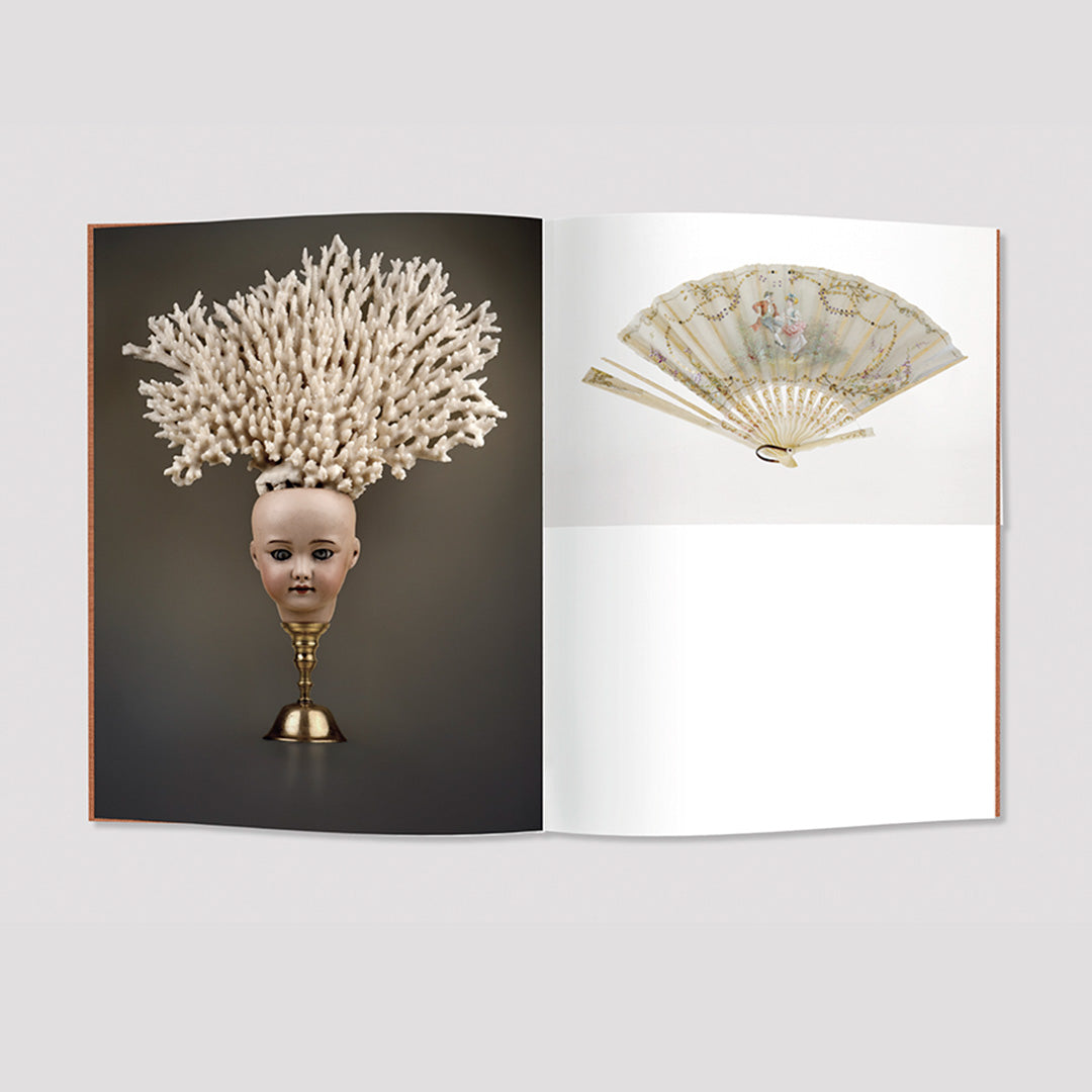 Un gant, un hachoir, une plume