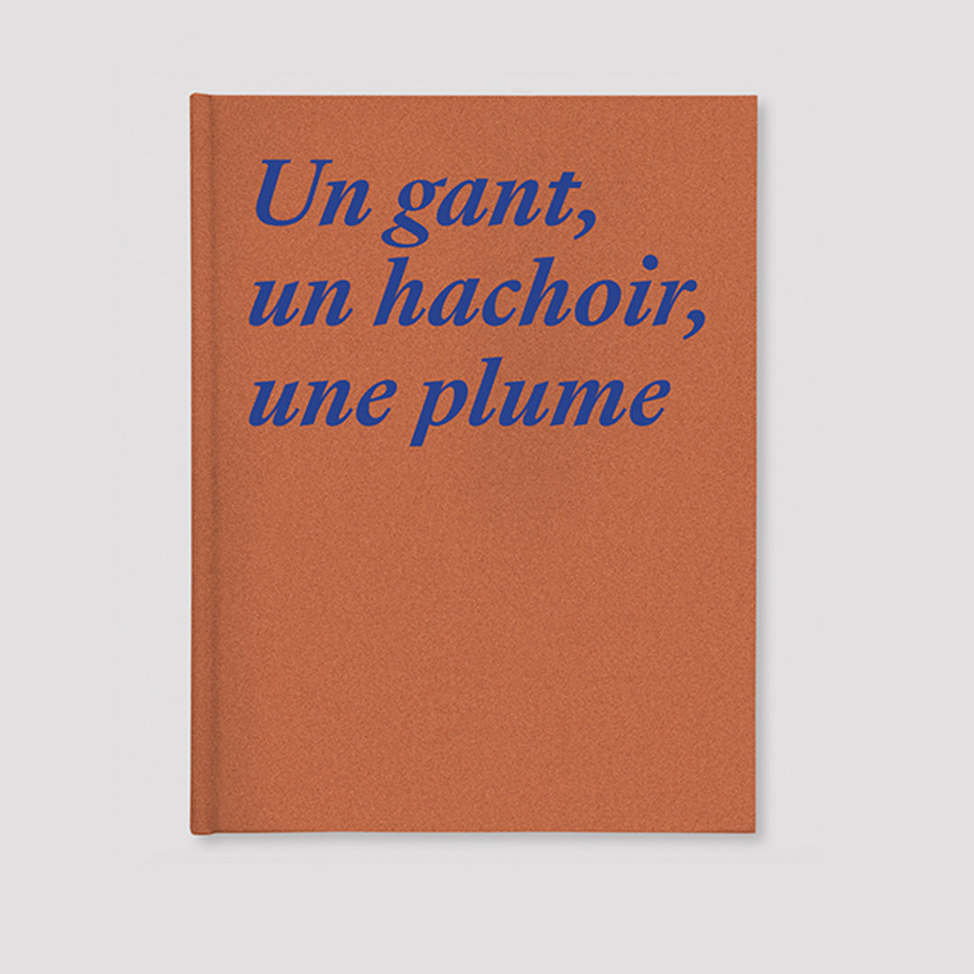 Un gant, un hachoir, une plume
