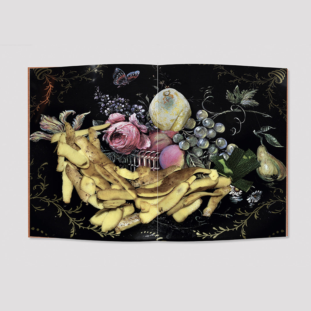 Un gant, un hachoir, une plume